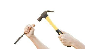 männliche Hände arbeiten mit alten rostigen Hammer und Meißel isoliert auf weißem Hintergrund mit Beschneidungspfad. foto