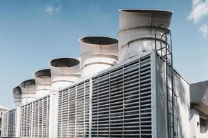 Kühlrohrsystem der Fertigungsfabrik, gekühlter Kühlmaschinenturm und Rohrleitungsausrüstung der Fertigungsindustrie. HLK-Kühlsysteme und Stahlrohrleitungen für die Verteilung. Klimaanlage foto