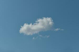 einzelne weiße Wolke auf Hintergrund des blauen Himmels. foto