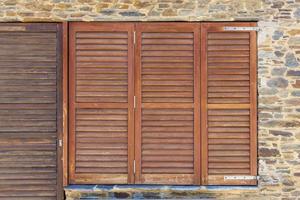 alte hölzerne fensterrahmen auf steinwand in spanien foto