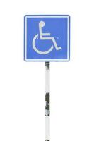 Blauer Behindertenparkplatz. Behindertenparkerlaubnisschild auf der Stange isoliert auf weißem Hintergrund. Objekt mit Beschneidungspfad foto