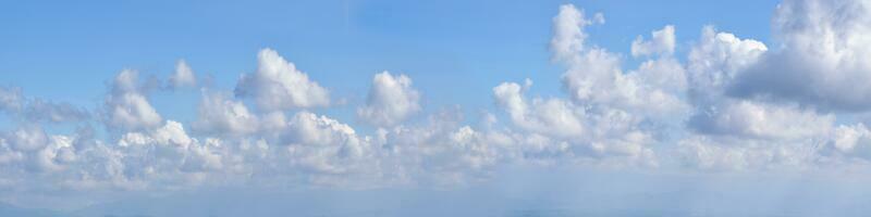 Panoramablick auf den blauen Himmelshintergrund mit weißen Wolken foto