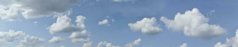 blauer Himmel mit Wolkenhintergrund. Panoramabild. foto