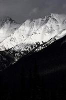 felsige Berge im Winter foto