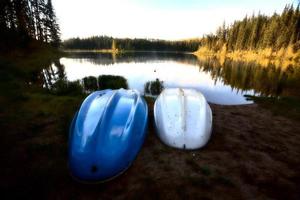 Zwei Ruderboote am Jade Lake im Norden von Saskatchewan foto