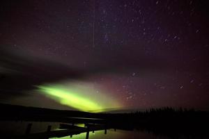 Nordlichter an der Enge des Waskesiu-Sees foto