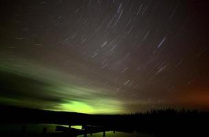 Nordlichter an der Enge des Waskesiu-Sees foto