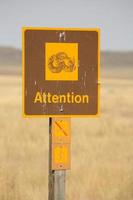 Klapperschlange Achtung Straßenschild im malerischen Saskatchewan foto