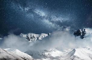 fantastischer Sternenhimmel. dichter Nebel auf dem Pass Goulet. Georgien, Swanetien. Europa. kaukasus berge foto