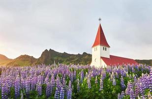 tolle aussicht auf die christliche kirche vikurkirkja im abendlicht. dramatische und malerische Szene. beliebte Touristenattraktion. lage berühmter ort vik i myrdal dorf, island, europa. foto