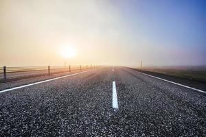 asphaltstraße in die berge island. Beauty-Welt foto