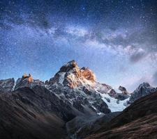 fantastischer Sternenhimmel. Herbstlandschaft und schneebedeckte Gipfel. Kaukasischer Hauptkamm. Blick auf die Berge vom Mount Ushba Meyer, Georgia. Europa foto