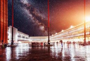 bunte nachtszene der piazza san marco, venedig. Foto-Grußkarte. buntes Feuerwerk auf dem Hintergrund des schwarzen Himmels foto