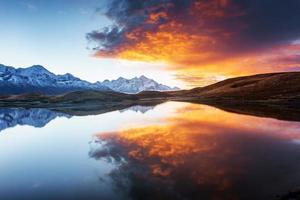 Bergsee. schöner Sonnenaufgang. Morgenlandschaft. Koruldi-See. Kaukasischer Hauptkamm foto