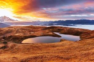 Bergsee. schöner Sonnenaufgang. Morgenlandschaft. Koruldi-See. Kaukasischer Hauptkamm foto