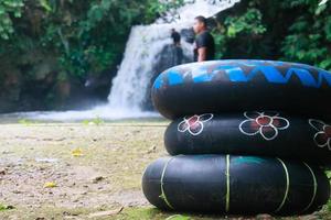 Drei Bojen an einem Wasserfall-Touristenort im Dorf Linggang Melapeh, West-Kutai, Ost-Kalimantan foto