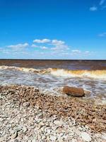 felsiger Strand von See oder Meer foto