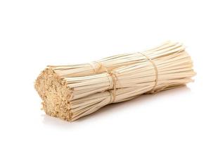 Bündel von dünnen Bambusstreifen verwenden wie Seil, isoliert auf weiss foto