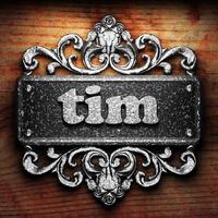 Tim-Wort aus Eisen auf Holzhintergrund foto