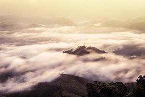 betong, yala, thailand talay mok aiyoeweng skywalk nebel aussichtspunkt es gibt morgens touristen besuchtes nebelmeer foto