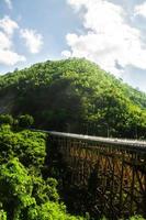 bild der huai tong brücke phor khun pha muang bridgeon himmel oder berg- oder talblick in phetchaboon thailand. Dies ist die höchste Brücke. foto