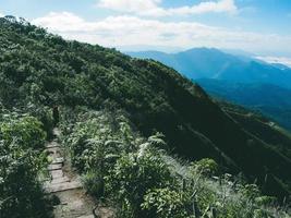 Landschaft der Berge im Nationalpark Doi Inthanon, Thailand foto