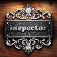 Inspektorwort aus Eisen auf Holzhintergrund foto
