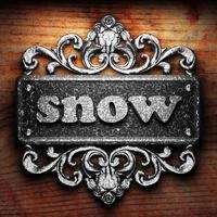 Schneewort aus Eisen auf Holzhintergrund foto