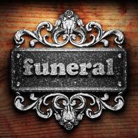 Beerdigungswort aus Eisen auf Holzhintergrund foto