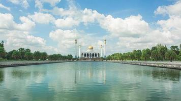 songkhla zentrale moschee mit blauem himmel und wolke über der moschee. Größte Moschee Thailands foto