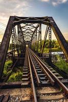 eisenbahnbrücke, thailand eisenbahn in richtung vom bahnhof rueso zum bahnhof yala. Wenn man das Ende des Zuges betrachtet, ist es aufregend foto