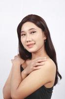 asiatische Schönheit lächelnde Hand auf der Schulter isoliert auf weißem Hintergrund