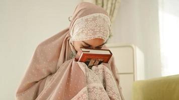 die schöne asiatische muslimin, die den koran liebt foto