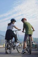 junges asiatisches paar, das sich nach der fahrradfahrt ausruht foto