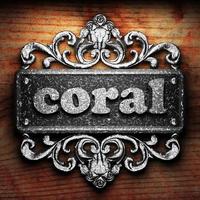 Korallenwort aus Eisen auf Holzhintergrund foto