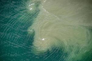 wirbelndes Wasser im Meer foto