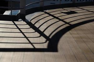 Schatten der Reling am Schiff foto