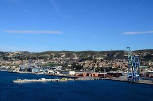 Hafen mit Häusern und Bergen in Marseille foto