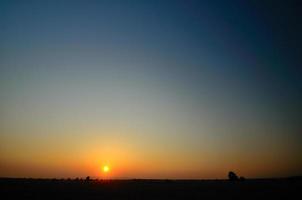 Sonnenaufgang und flache Landschaft foto