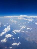 fliegen über den wolken über die landschaft von thailand. foto