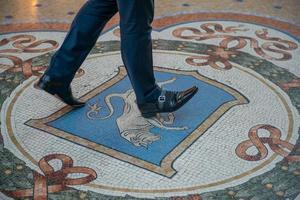 Mailand-Mosaik, das einen Stier darstellt, der Glück bringt, wenn er mit Füßen getreten wird foto
