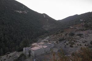 straße nach santa fe de organya in den bergen der katalanischen pyrenäen foto