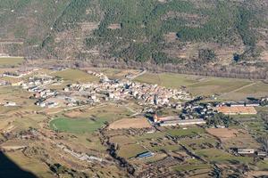 stadtbild von organya in den bergen der katalanischen pyrenäen foto