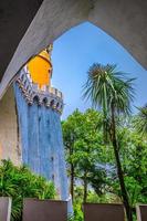 sintra, portugal - 14. juni 2017 pena palast mit bunten steinmauern und grünen bäumen, romantikerschloss palacio nacional da pena foto