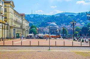 turin, italien, 10. september 2018 piazza vittorio veneto hauptplatz der stadt torino, straßenlaterne, alte gebäude in turin foto