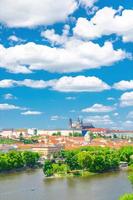 Aquarellzeichnung der vertikalen Luftansicht der Prager Stadt, des historischen Zentrums mit der Prager Burg