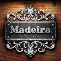 Madeira-Wort aus Eisen auf Holzhintergrund foto