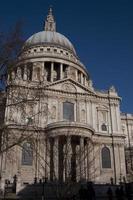 Blick auf die Kathedrale von St. Paul an einem sonnigen Tag. ludgate hill, stadt london foto