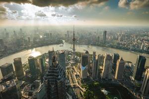 Skyline von Lujiazui Bezirk der Stadt Shanghai in China in der Abenddämmerung foto