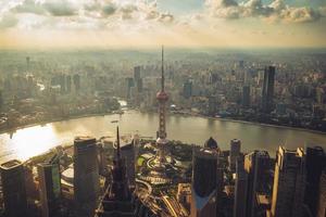 Skyline von Lujiazui Bezirk der Stadt Shanghai in China in der Abenddämmerung foto